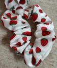 Hårstrikk scrunchie, motiv av jordbær og kirsebær 2pak thumbnail